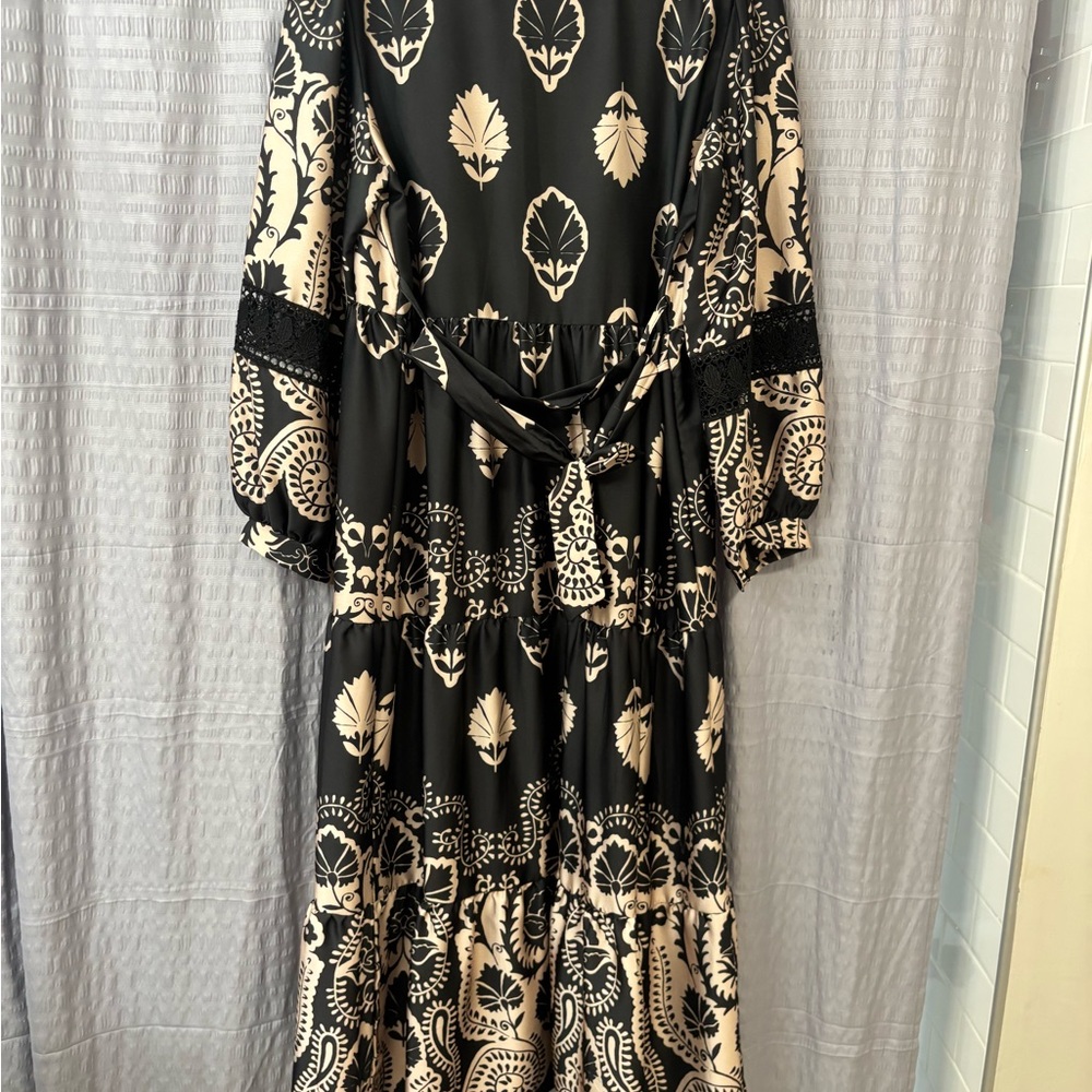 Chic Black and Cream Leaf Patterned Long Sleeve Dress